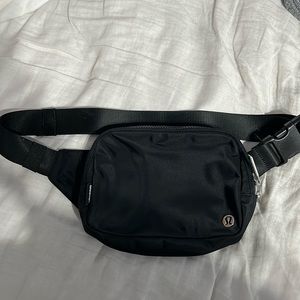 2L black lululemon belt bag